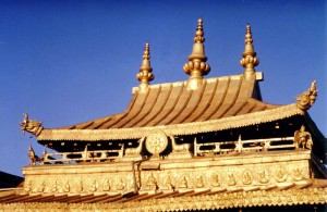 Gilt_roof_of_the_Jokhang