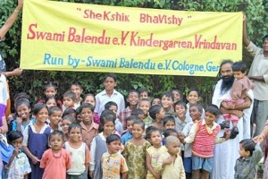Kindargarten_Children_with_Swami_Ji_1